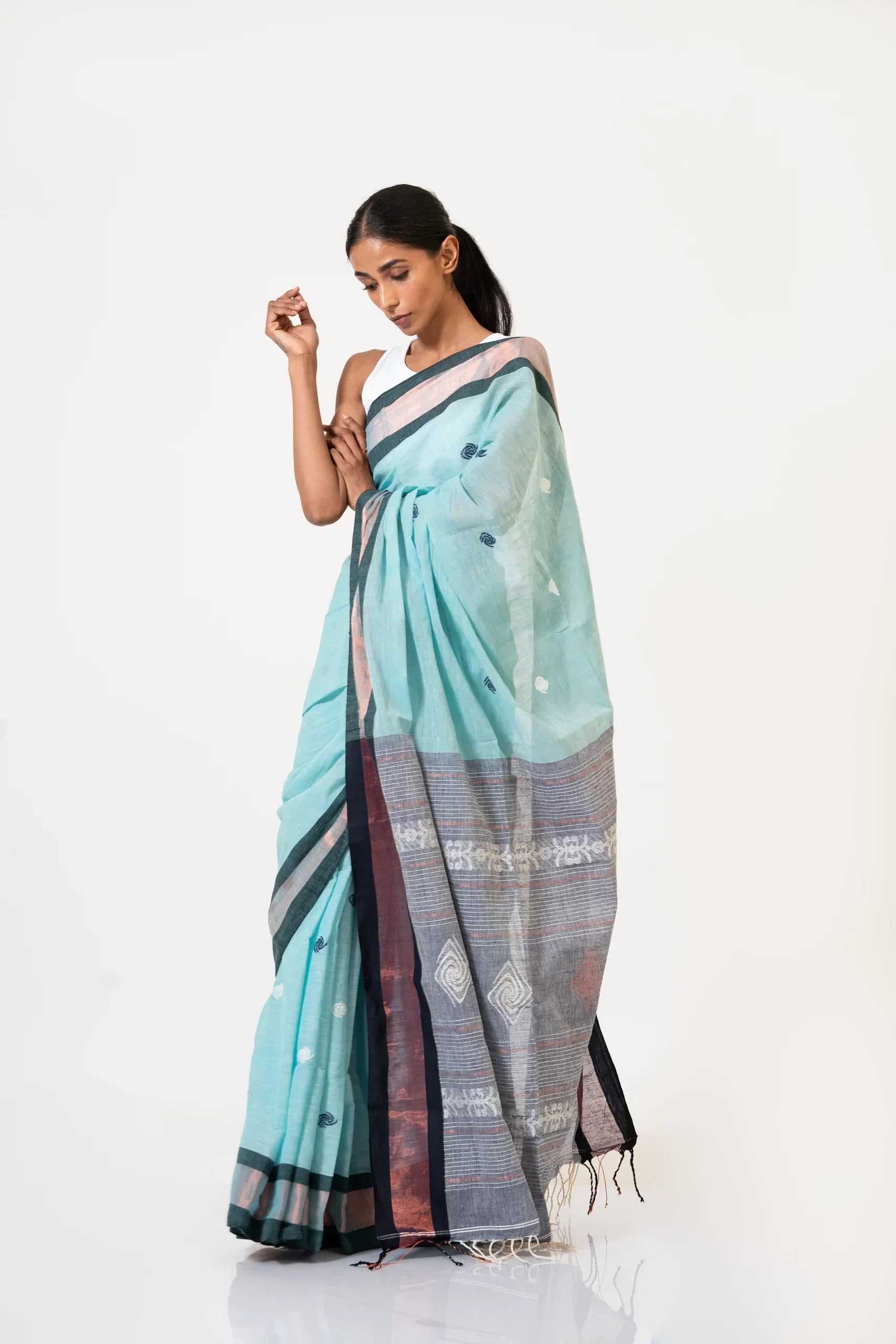 Bluebonnet Whispers ā Handwoven Jamdani Saree with Minimalist Pattern - Kozylook